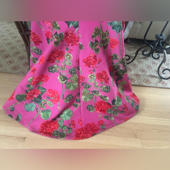 Oscar de la Renta
Strapless Geranium-Print Faille Peplum Trumpet Gown - Picture 8 of 10